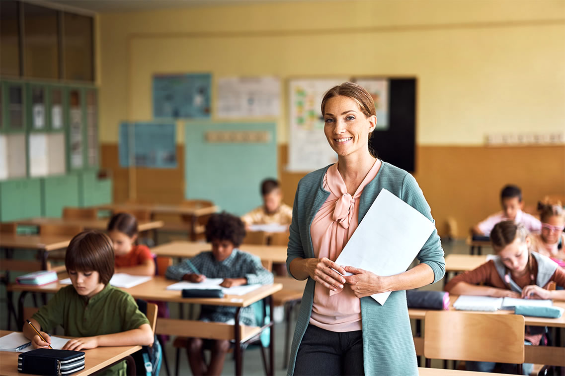 Un'insegnante in primo piano all'interno di un'aula. scuole e tour operator per gite sicure.