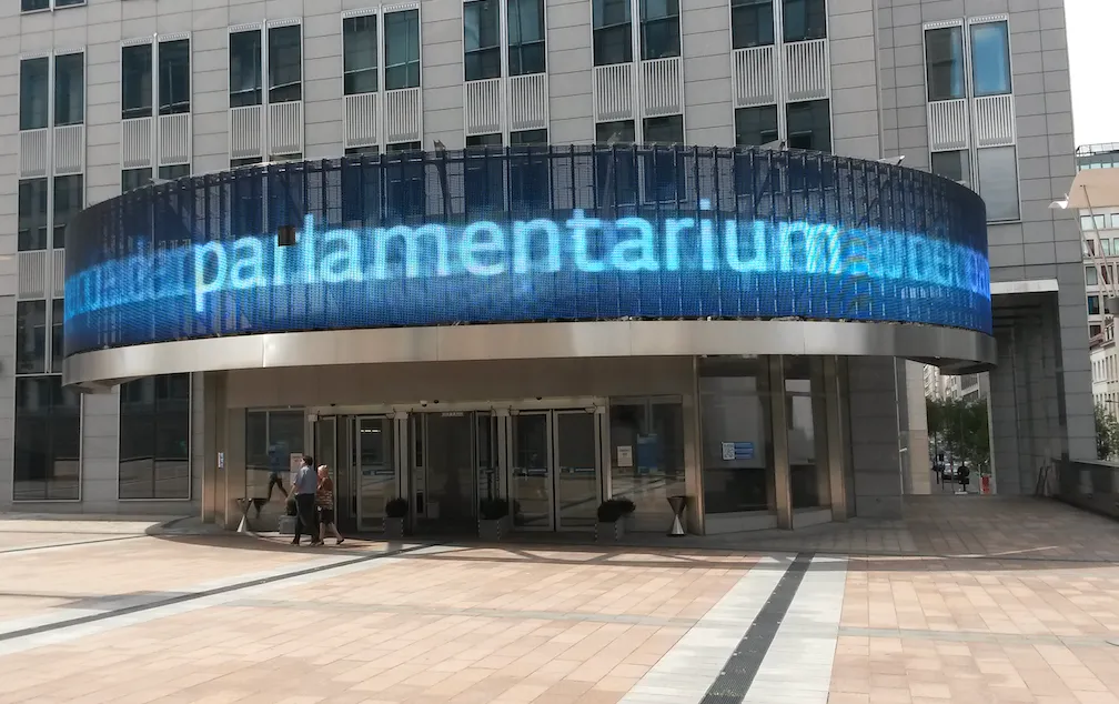Ingresso frontale del Parlamentarium, meta di viaggi scolastici.