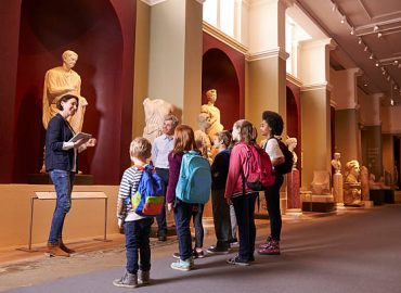 Bambini dentro un museo in gita scolastica.