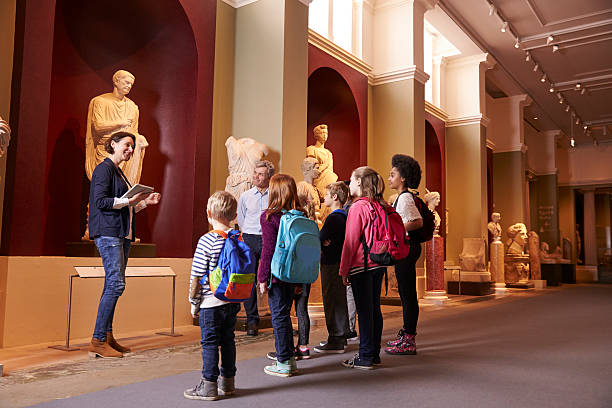 Bambini dentro un museo in gita scolastica.