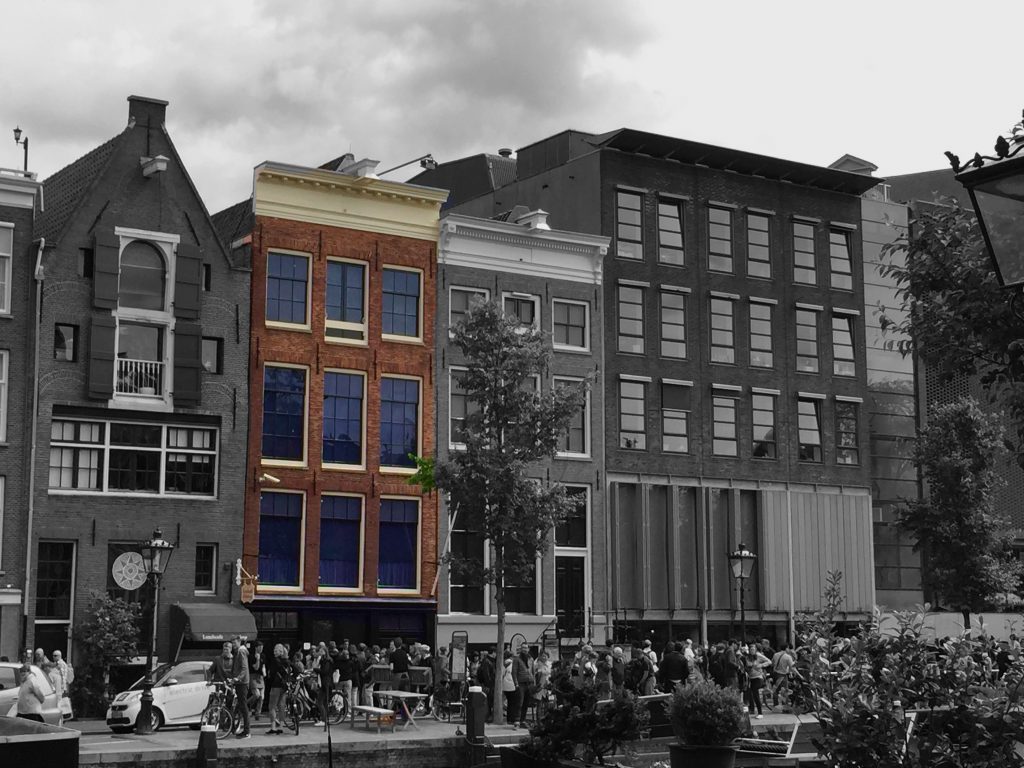 Esterno di palazzine tipiche di Amsterdam in Europa, meta di gite scolastiche.