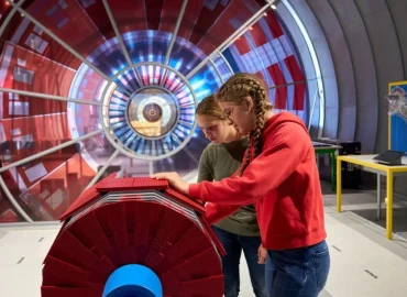 Due ragazzi in una stanza del Cern durante una delle Gite organizzate.