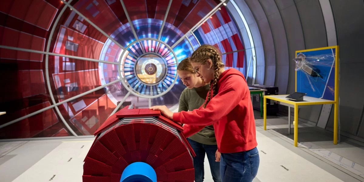 Due ragazzi in una stanza del Cern durante una delle Gite organizzate.