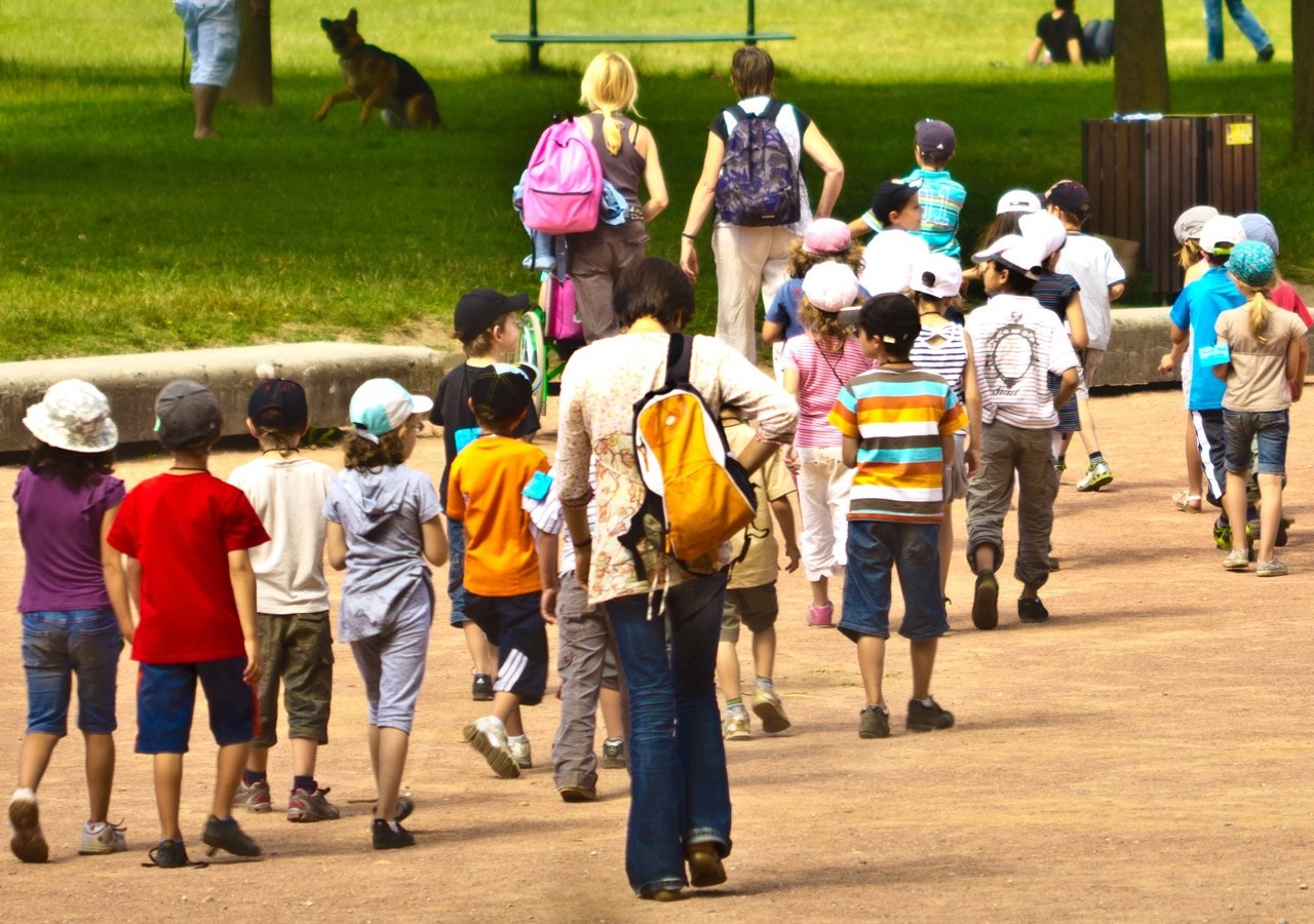 Gruppo di bambini in gita con i propri insegnanti.